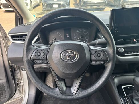 Used 2025 Toyota Corolla LE image 29