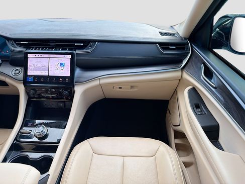 Used 2022 Jeep Grand Cherokee Limited w/ Luxury Tech Group II image 18