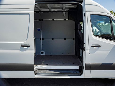 Used 2025 Mercedes-Benz Sprinter 2500 image 7