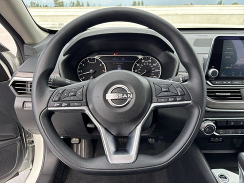 Used 2025 Nissan Altima 2.5 SV FWD image 28