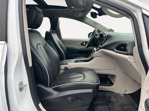 Used 2024 Chrysler Pacifica Limited image 10