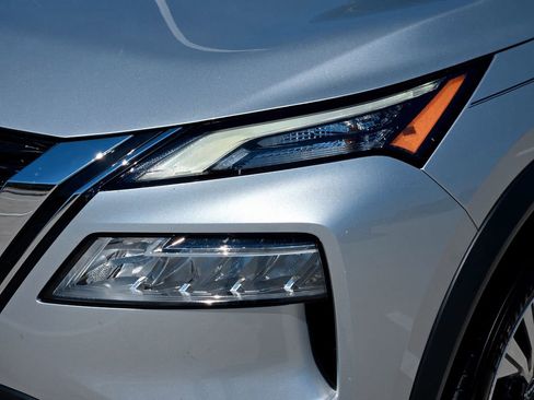 Used 2022 Nissan Rogue SV image 3