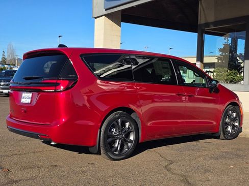 New 2026 Chrysler Pacifica Select image 2