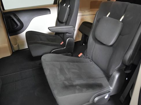 Used 2019 Dodge Grand Caravan SE w/ UConnect Hands-Free Group image 30