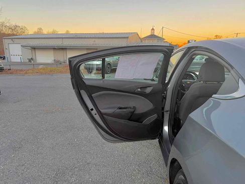 Used 2018 Chevrolet Cruze LT w/ Convenience Package image 16