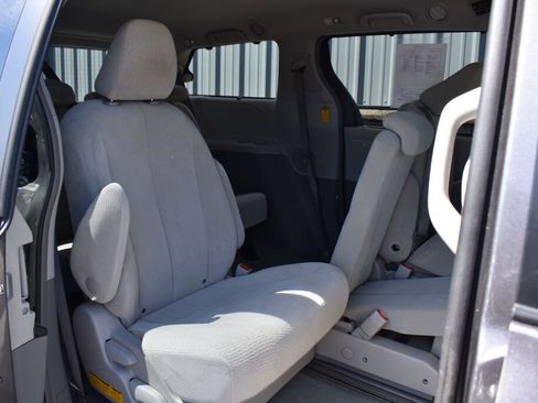 Used 2014 Toyota Sienna LE FWD image 22