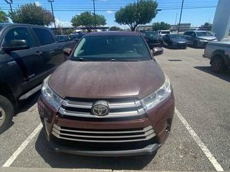 Used 2017 Toyota Highlander LE FWD video 1
