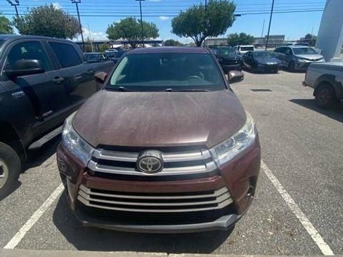 Used 2017 Toyota Highlander LE FWD image 1