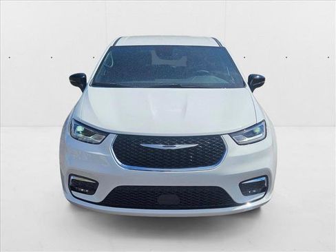 New 2025 Chrysler Pacifica Select image 2