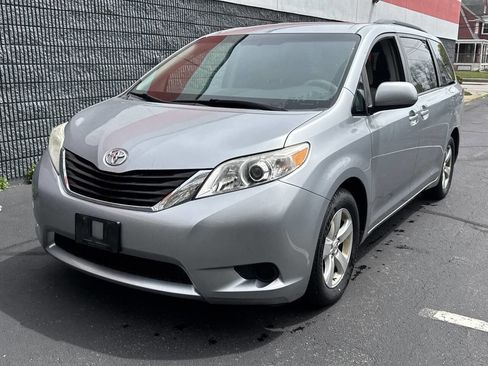 Used 2014 Toyota Sienna LE FWD image 18