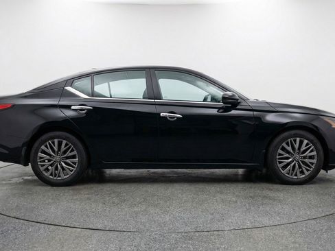 Used 2025 Nissan Altima 2.5 SV image 11