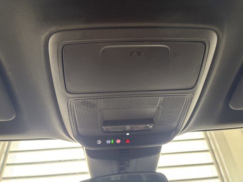 Used 2025 Chevrolet Traverse LT image 18