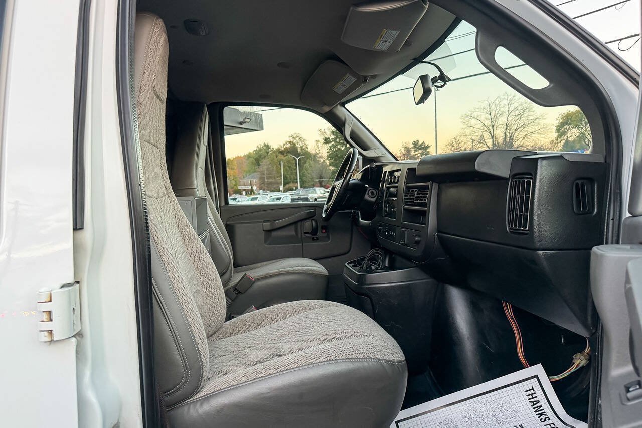 Used 2018 GMC Savana 3500 Extended w/ Driver Convenience Package RWD image 11