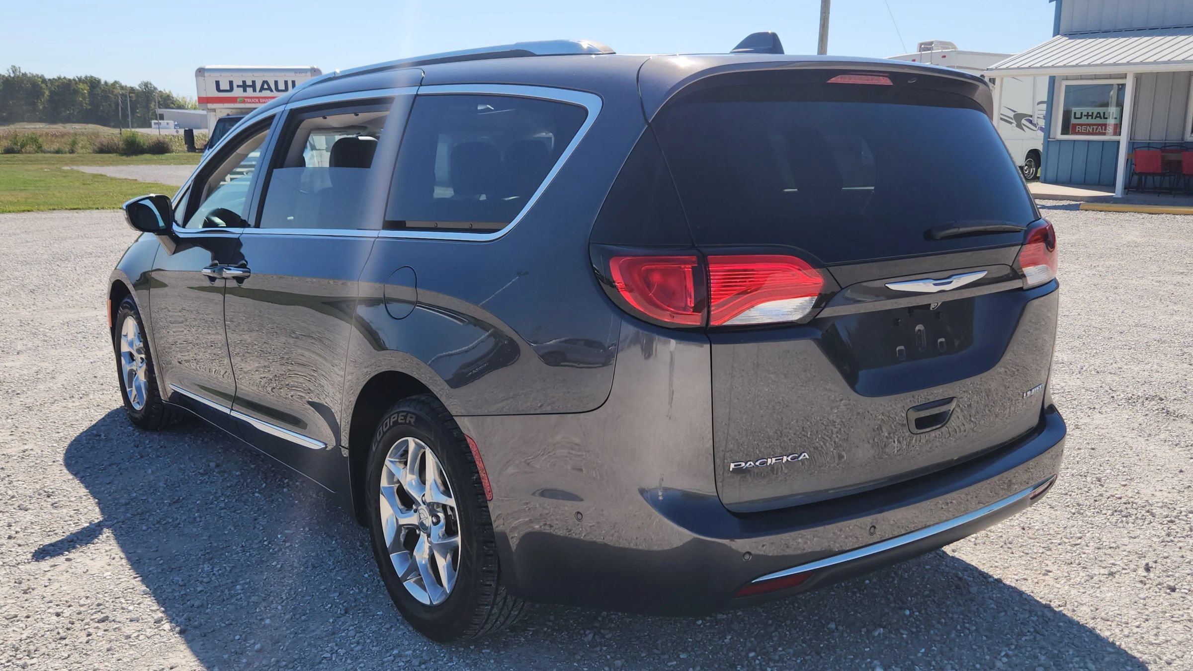 Used 2017 Chrysler Pacifica Limited FWD image 5