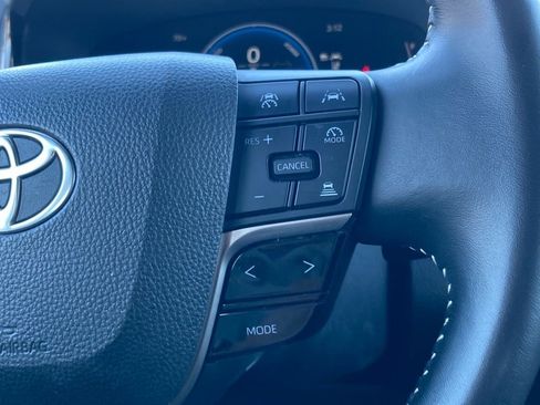 Used 2025 Toyota Camry SE image 18