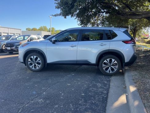 Used 2023 Nissan Rogue SV image 4