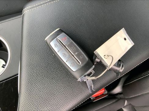 Used 2023 Genesis G70 2.0T image 24