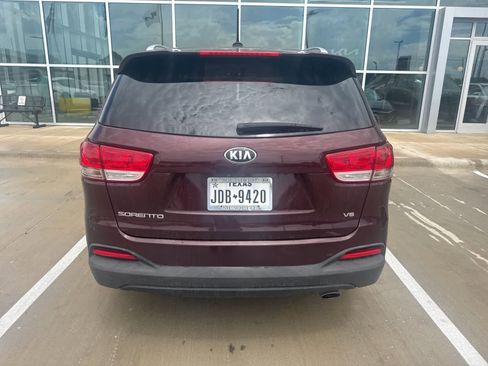 Used 2017 Kia Sorento LX image 6
