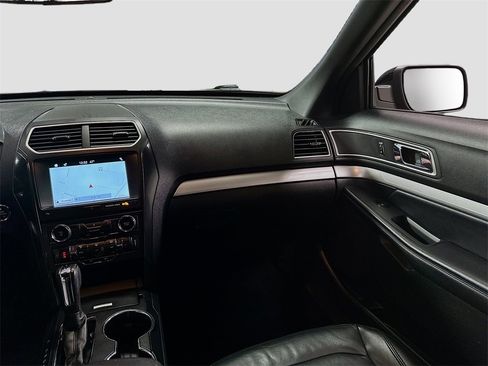 Used 2017 Ford Explorer XLT w/ Equipment Group 202A image 25