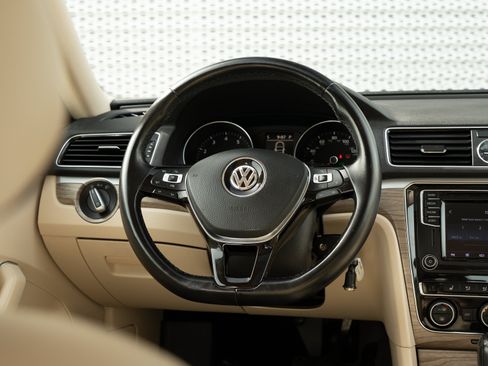 Used 2016 Volkswagen Passat 1.8T SE FWD image 9
