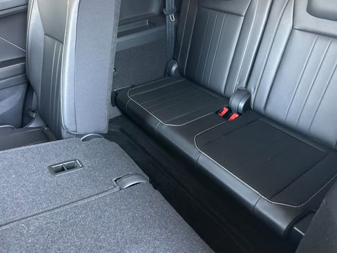 Used 2024 Volkswagen Tiguan SE image 15