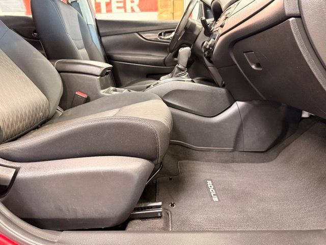 Used 2017 Nissan Rogue SV AWD/4WD image 25