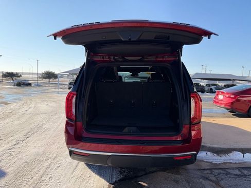 Used 2023 GMC Yukon SLT w/ SLT Luxury Package image 6