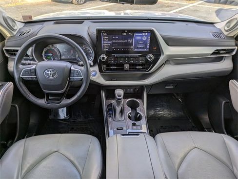 Used 2022 Toyota Highlander Platinum image 16