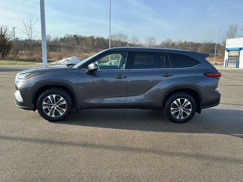 Used 2021 Toyota Highlander XLE image 2
