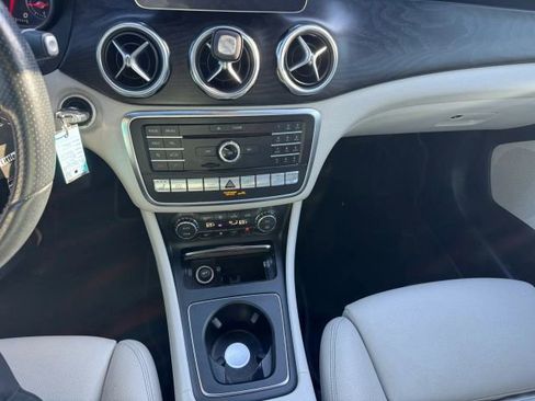 Used 2018 Mercedes-Benz GLA 250 4MATIC w/ Premium Package image 12