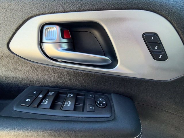 Used 2022 Chrysler Pacifica Touring-L w/ Uconnect Theater Family Group FWD image 10