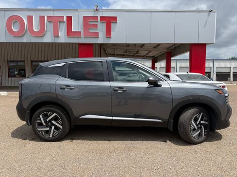 Used 2025 Nissan Kicks SV FWD image 3