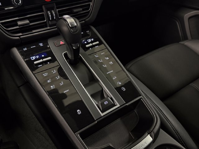 Certified 2026 Porsche Macan AWD/4WD image 23