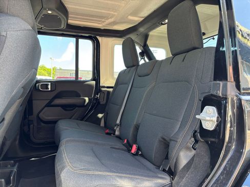 Used 2025 Jeep Wrangler Unlimited Sahara AWD/4WD image 25