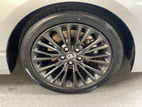 Used 2020 Toyota Avalon XSE image 13