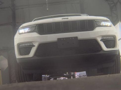 Used 2023 Jeep Grand Cherokee Limited w/ Black Appearance Package image 3