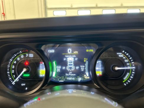 Used 2025 Jeep Wrangler Unlimited Sahara w/ Safety Group AWD/4WD image 20