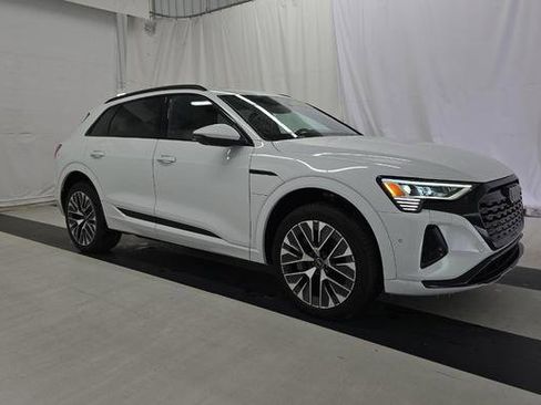 Used 2024 Audi Q8 e-tron Premium Plus image 2