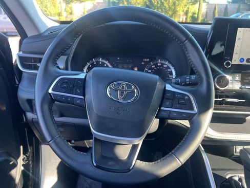 Used 2025 Toyota Highlander LE image 36