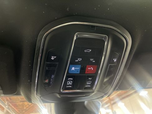 Used 2023 Jeep Grand Cherokee Altitude AWD/4WD image 31