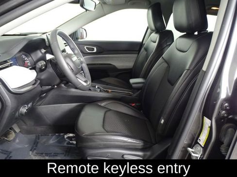 Used 2022 Jeep Compass Latitude image 10