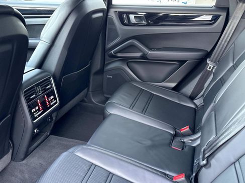 Used 2023 Porsche Cayenne Coupe image 12