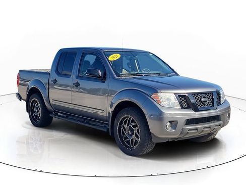 Used 2021 Nissan Frontier SV w/ Midnight Edition Floor Mats AWD/4WD image 3