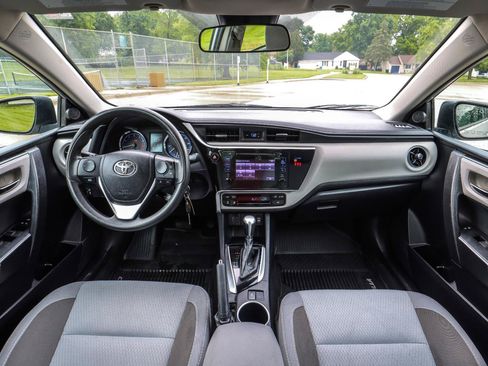 Used 2018 Toyota Corolla LE FWD image 2