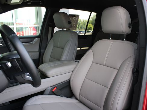 Used 2026 GMC Acadia Elevation w/ Elevation Premium Package FWD image 13
