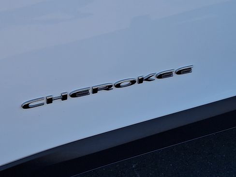 Used 2017 Jeep Cherokee Latitude w/ Comfort/Convenience Group image 31