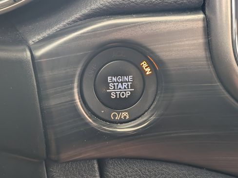 Used 2019 Jeep Grand Cherokee Laredo image 31