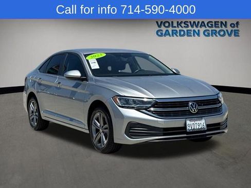Used 2023 Volkswagen Jetta SE FWD image 2