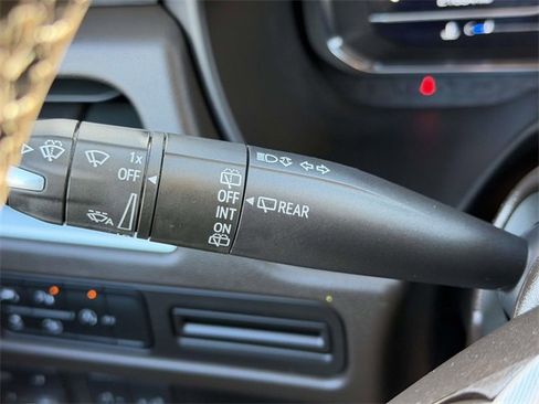 Used 2024 GMC Yukon SLT w/ SLT Luxury Package image 22