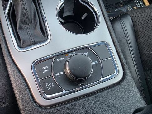 Used 2022 Jeep Grand Cherokee Laredo X AWD/4WD image 30